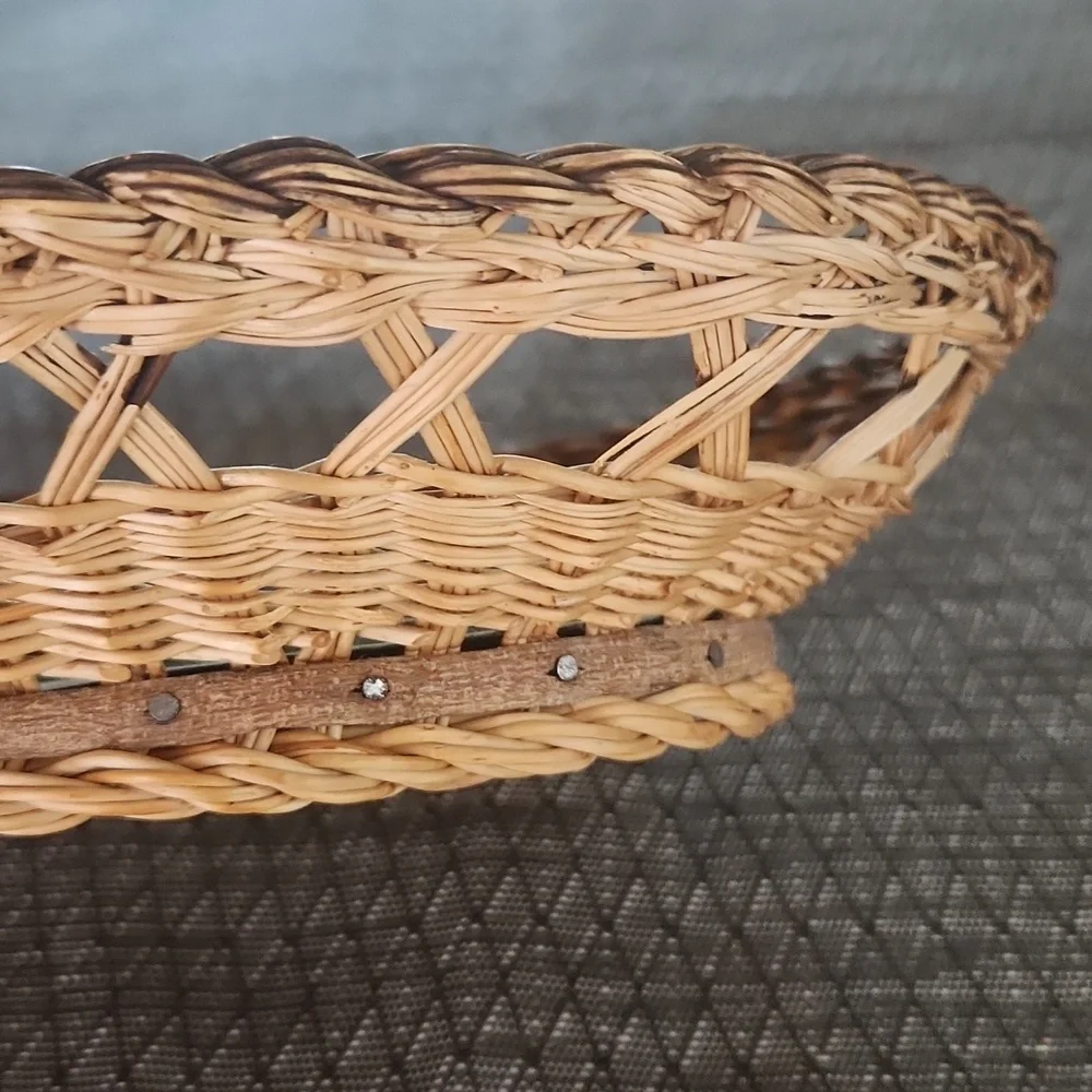 Whicker basket Bird detail